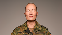 Eine Soldatin im Porträt